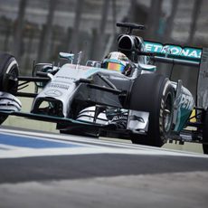 Lewis Hamilton con los neumáticos visiblemente desgastados