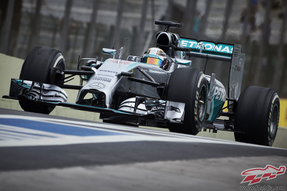 Lewis Hamilton con los neumáticos visiblemente desgastados