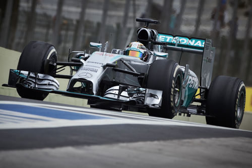 Lewis Hamilton con los neumáticos visiblemente desgastados