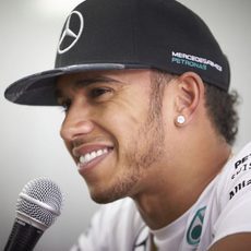 Lewis Hamilton sonríe ante los micrófonos de los periodistas