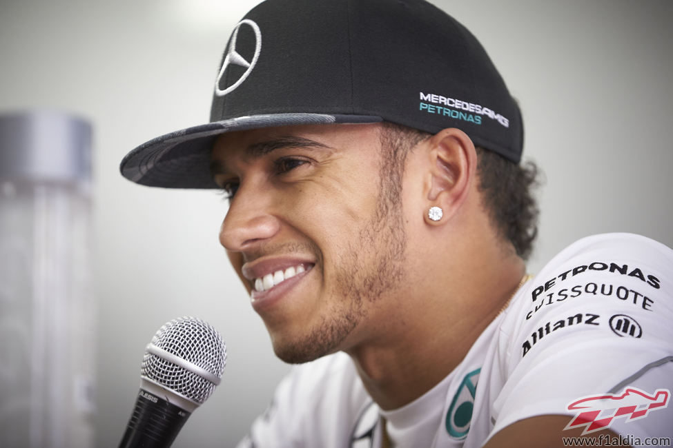 Lewis Hamilton sonríe ante los micrófonos de los periodistas