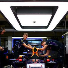 Los mecánicos de Red Bull trabajando en el RB10 de Sebastian Vettel