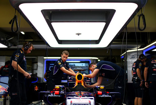 Los mecánicos de Red Bull trabajando en el RB10 de Sebastian Vettel