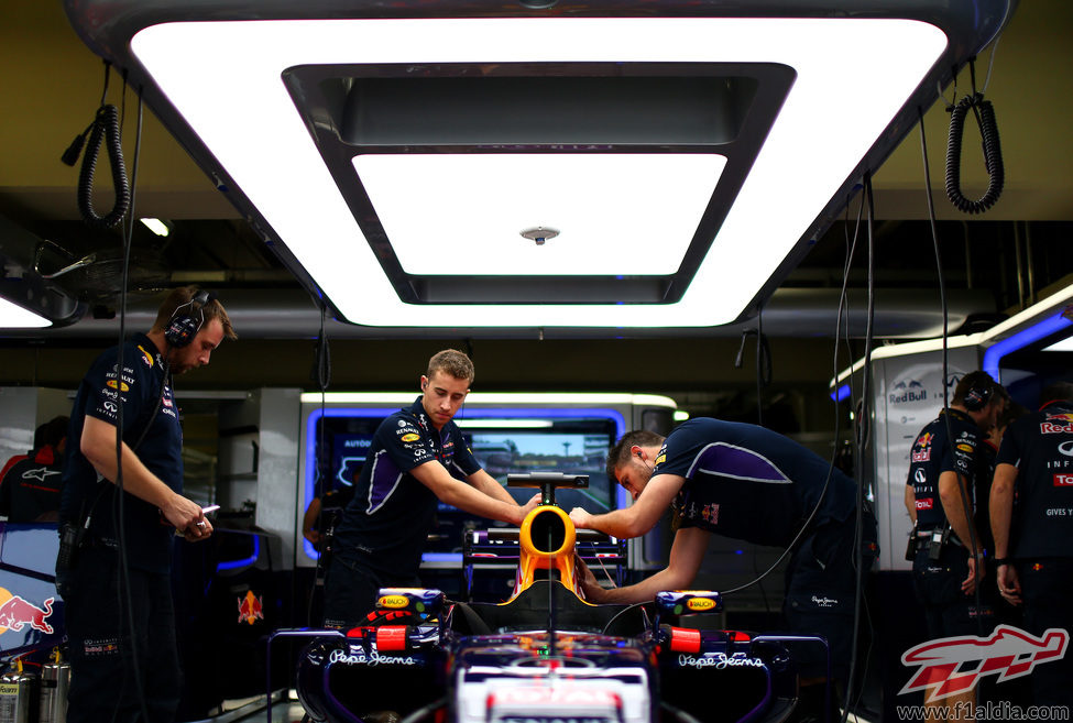 Los mecánicos de Red Bull trabajando en el RB10 de Sebastian Vettel