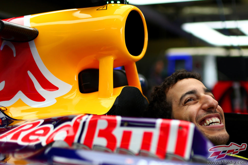 Daniel Ricciardo sonriente dentro del monoplaza en el box de Red Bull
