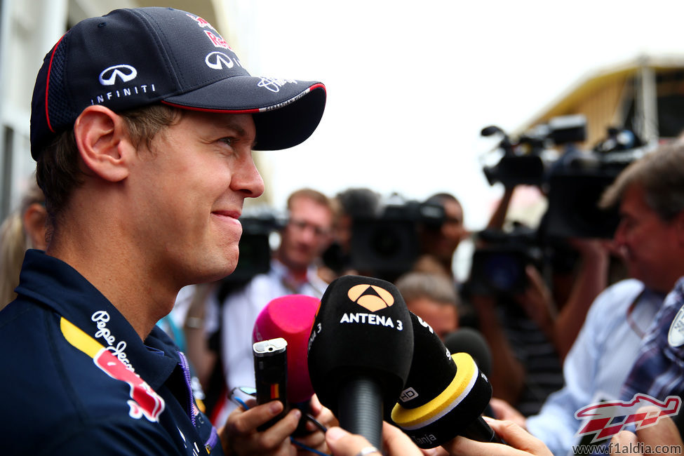Sebastian Vettel atiende a los medios de comunicación