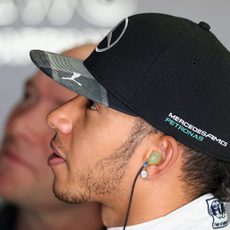 Lewis Hamilton revisa la tabla de tiempos