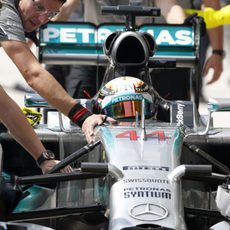 Lewis Hamilton volviendo al garaje