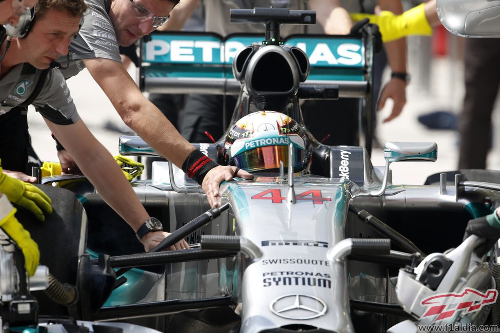 Lewis Hamilton volviendo al garaje