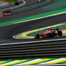 Fernando Alonso en la famosa 'S de Senna' durante los entrenamientos libres en Brasil