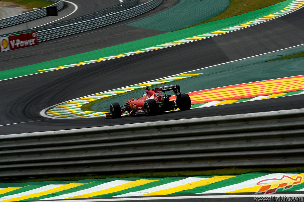 Fernando Alonso en la famosa 'S de Senna' durante los entrenamientos libres en Brasil