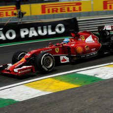 Fernando Alonso saliendo de boxes para probar el neumático medio