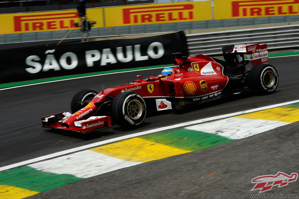 Fernando Alonso saliendo de boxes para probar el neumático medio
