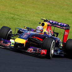 Daniel Ricciardo rodando en el nuevo asfalto de Interlagos