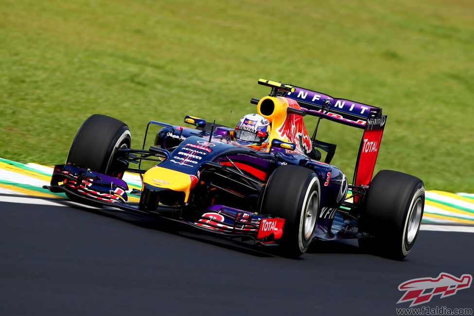 Daniel Ricciardo rodando en el nuevo asfalto de Interlagos