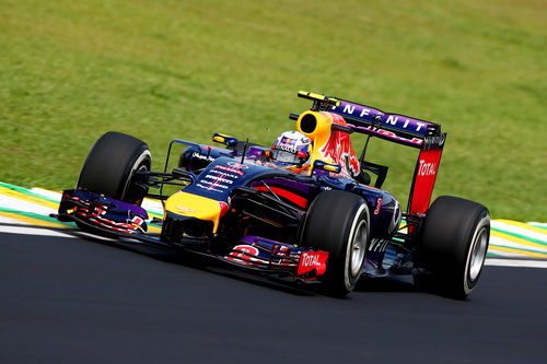 Daniel Ricciardo rodando en el nuevo asfalto de Interlagos