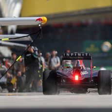 Daniel Ricciardo llegando a su garaje