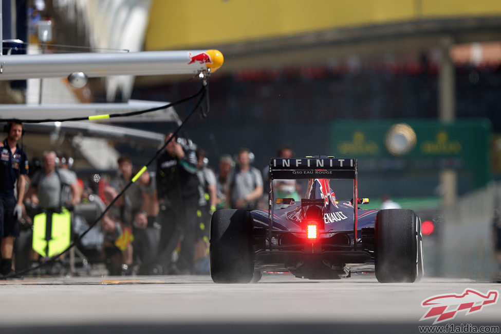 Daniel Ricciardo llegando a su garaje