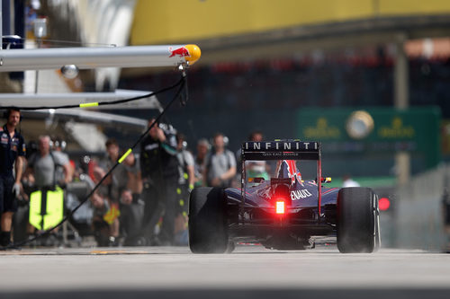 Daniel Ricciardo llegando a su garaje
