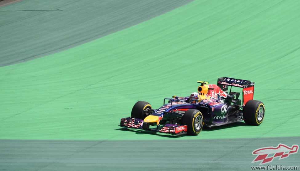 Sebastian Vettel protagonizando una salida de pista
