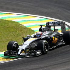 Kevin Magnussen apurando los límites de la pista