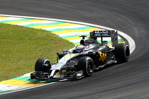 Kevin Magnussen apurando los límites de la pista