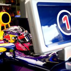 Sebastian Vettel revisando sus tiempos
