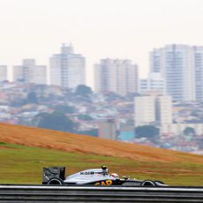 Kevin Magnussen rodando con Sao Paulo al fondo