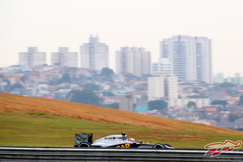 Kevin Magnussen rodando con Sao Paulo al fondo