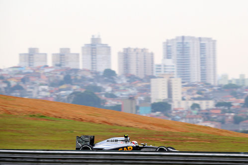 Kevin Magnussen rodando con Sao Paulo al fondo