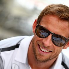 Jenson Button sonriente a su llegada al circuito