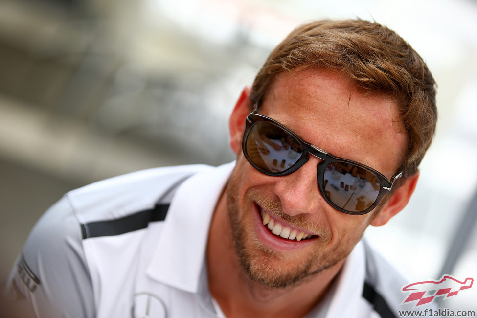 Jenson Button sonriente a su llegada al circuito