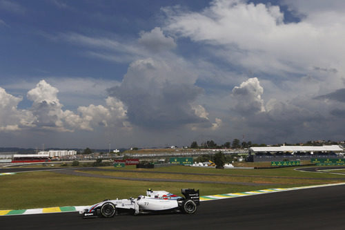 Valtteri Bottas en el segundo sector del circuito de Interlagos