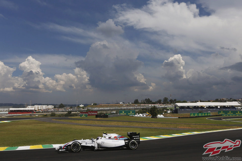 Valtteri Bottas en el segundo sector del circuito de Interlagos