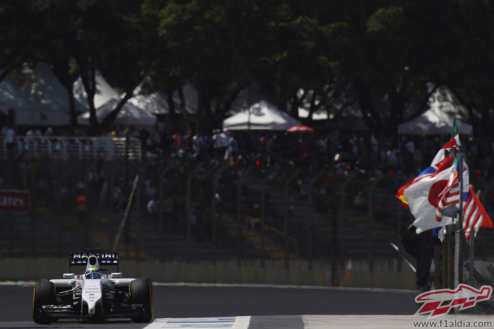 Felipe Massa en la recta del Autódromo José Carlos Pace