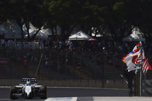 Felipe Massa en la recta del Autódromo José Carlos Pace