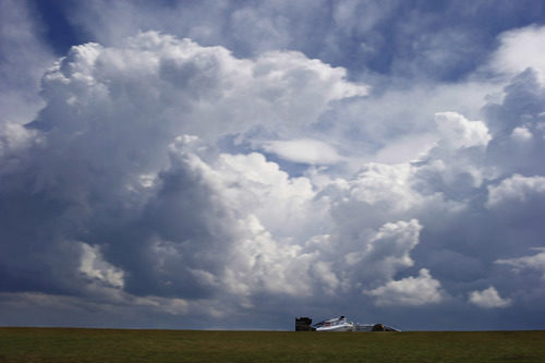 Felipe Massa bajo un cielo lleno de nubes pero sin rastro de lluvia