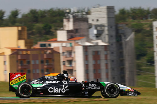 Nico Hulkenberg rodando por el circuito de Interlagos
