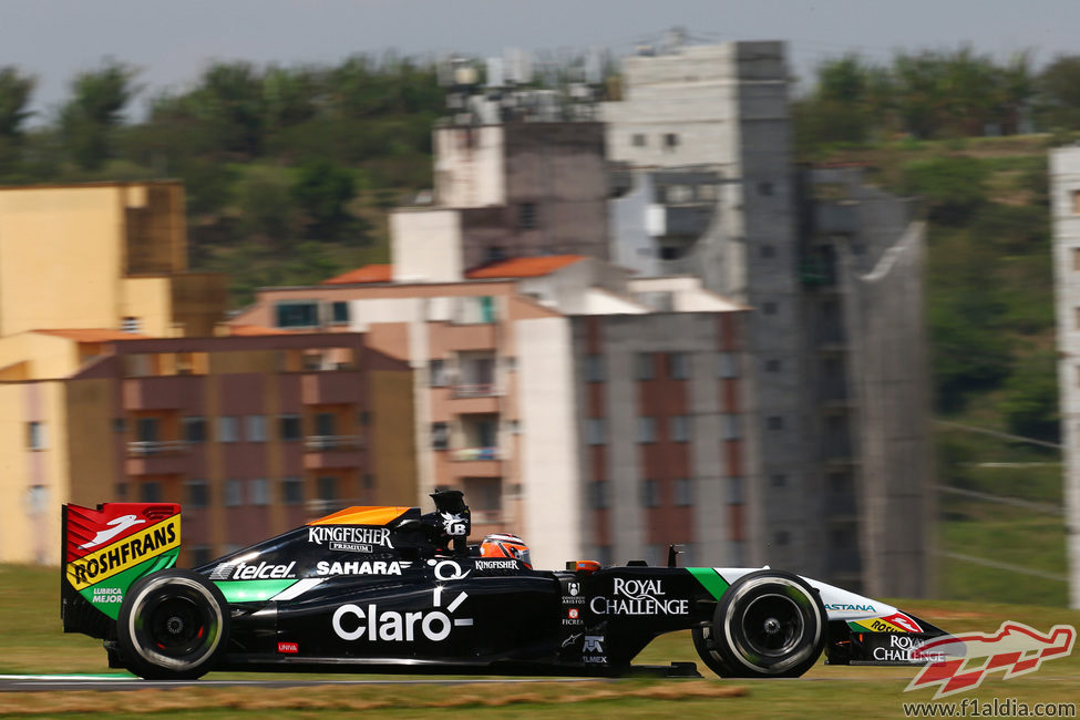 Nico Hulkenberg rodando por el circuito de Interlagos