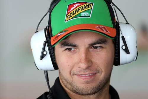 Sergio Perez en el box de Force India durante los primeros libres