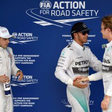 Lewis Hamilton y Nico Rosberg se dan la mano en Brasil