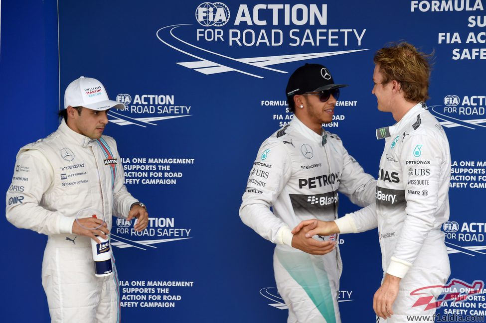 Lewis Hamilton y Nico Rosberg se dan la mano en Brasil