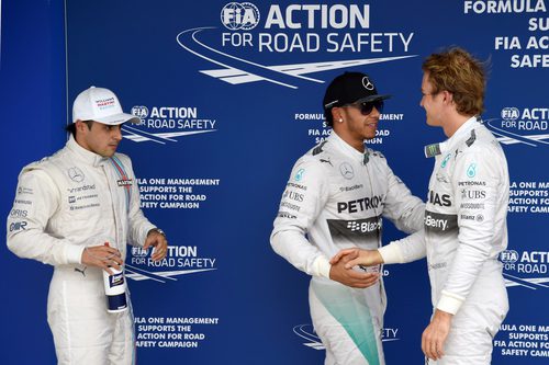 Lewis Hamilton y Nico Rosberg se dan la mano en Brasil