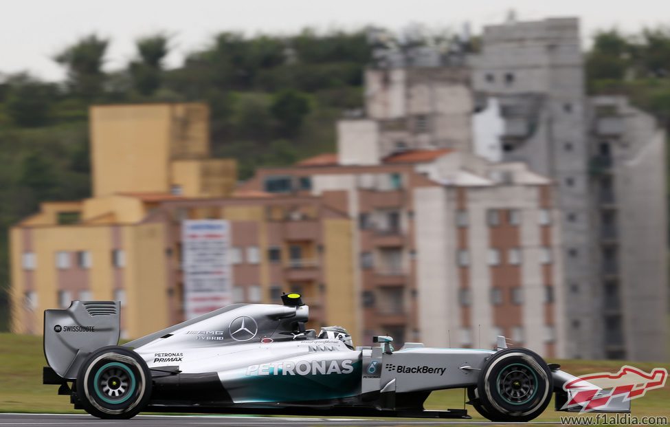 Nico Rosberg consigue el mejor tiempo en Sao Paulo