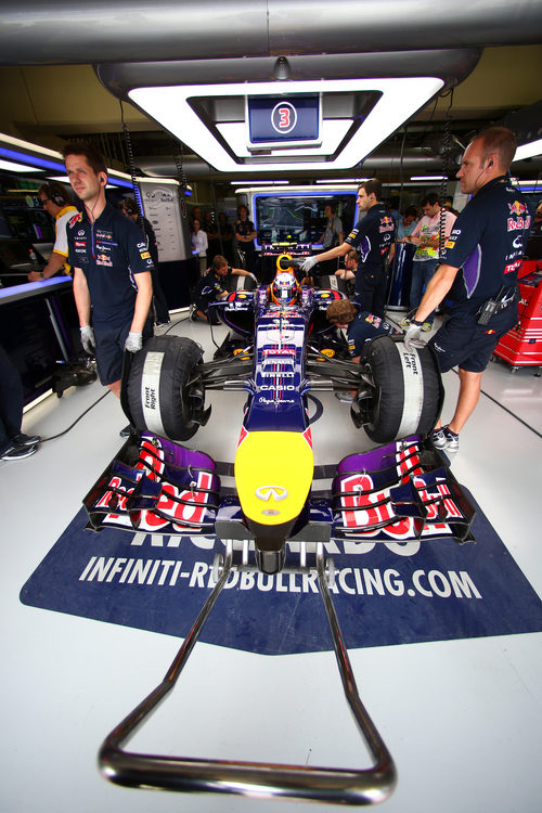 Daniel Ricciardo en el garaje esperando para salir