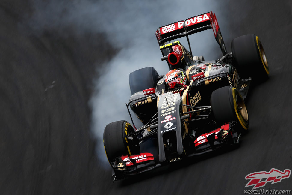 Pastor Maldonado se pasa de frenada en Interlagos