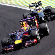 Sebastian Vettel luchando con Kevin Magnussen en Interlagos