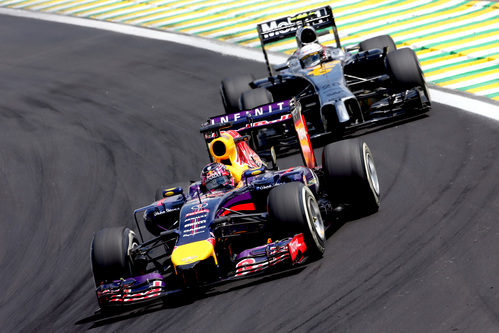 Sebastian Vettel luchando con Kevin Magnussen en Interlagos