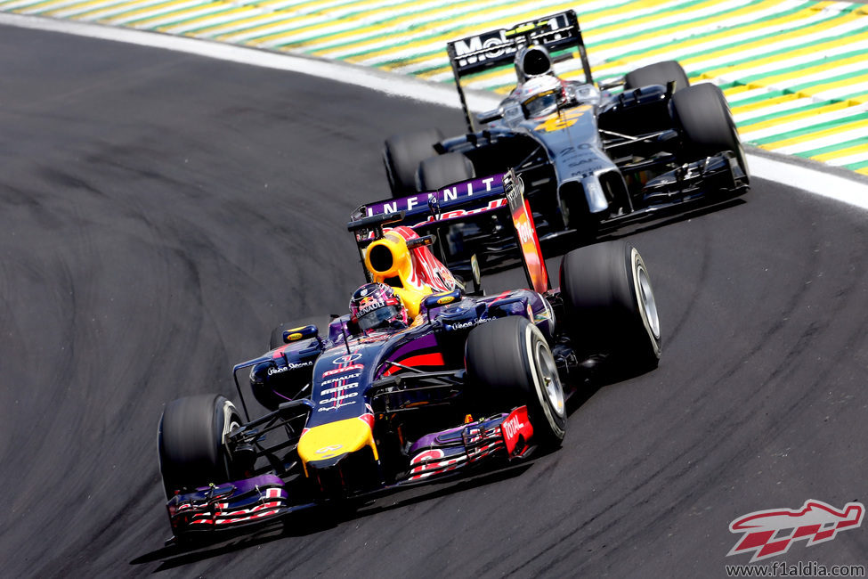 Sebastian Vettel luchando con Kevin Magnussen en Interlagos