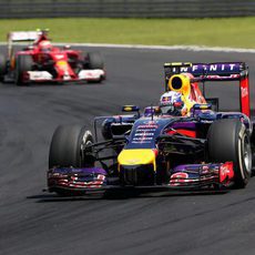 Daniel Ricciardo perseguido por Kimi Räikkönen